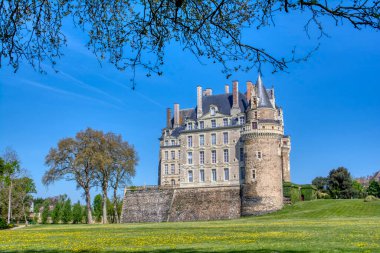 Loire Valley, Fransa - 19 Nisan 2019: Brissac Kalesi, 15. yüzyılda Angers yakınlarındaki Brissac Quince 'de yer alan Kral VII. Charles' ın bakanları tarafından yeniden inşa edilen bir Rönesans kalesi..