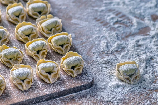 Preparación Tortellini Caseros Sobre Mesa Madera Cocina — Foto de Stock