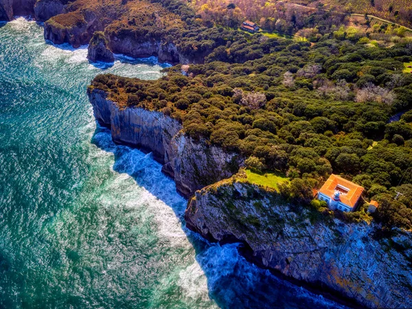 サンエメトリオ灯台 海岸線ピンダルの洞窟の周りの風景 アストゥリアス州 スペイン — ストック写真