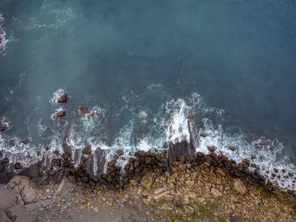 スペインのアストゥリアス州の崖に波が打ち寄せる 上からの眺め — ストック写真