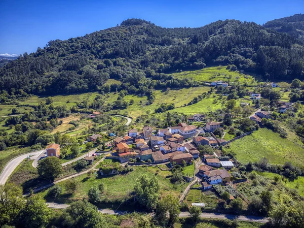 西班牙阿斯图里亚斯坎达摩San Tirso镇的空中景观 — 图库照片