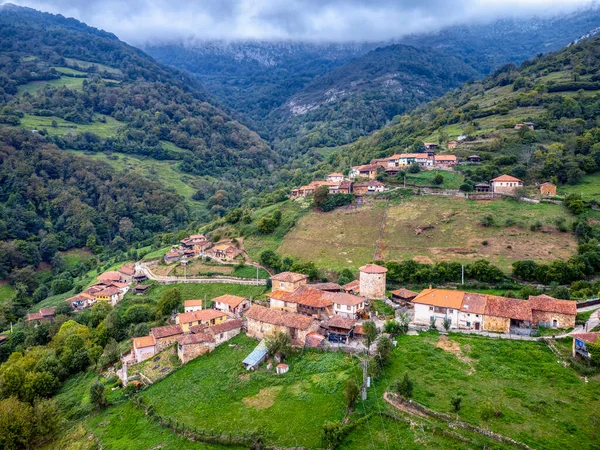 Asturias Dağlarındaki Bandujo Nun Ortaçağ Köyü Manzarası Spanya Nın Kuzeyi — Stok fotoğraf