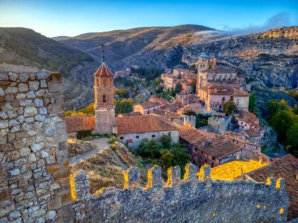 日落时的阿尔巴拉辛及其城墙和圣玛利亚和圣地亚哥教堂的前景 西班牙Teruel — 图库照片