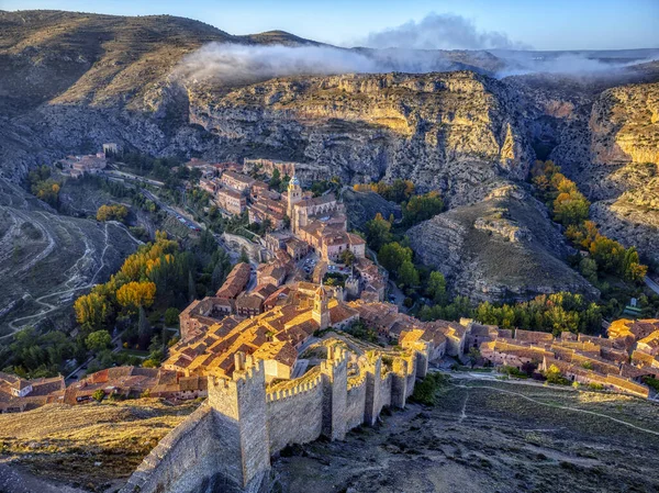 Vistas Albarracin Atardecer Con Sus Muros Iglesia Santa Maria Santiago — Foto de Stock