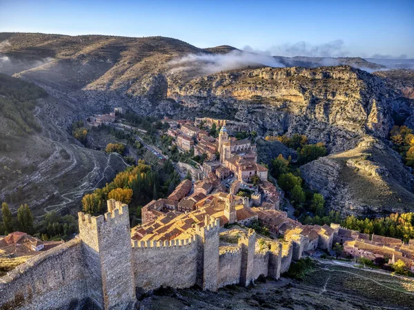 Gün batımında duvarlarıyla Albarracin manzarası. Teruel, İspanya.