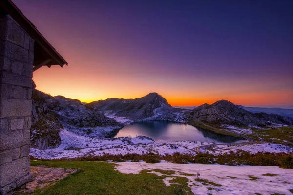 Vista Panorámica Del Lago Enol Con Nieve Asturias España Atardecer — Foto de Stock
