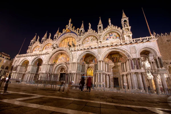 Gevel Van San Marco Basiliek Venetië Nachts Patriarchale Kathedraal Basiliek — Stockfoto
