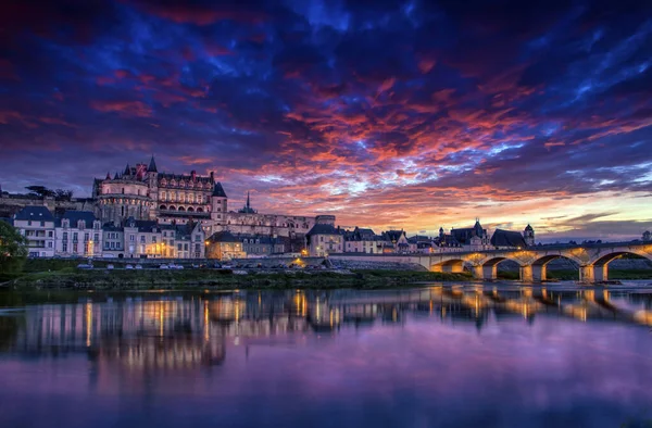 安博瓦的皇家城堡和法国卢瓦尔河流域的古桥 — 图库照片