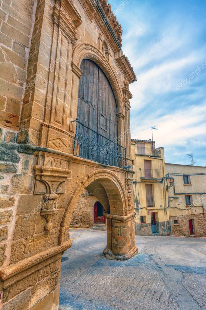 Portal de Orta y Capilla de San Antonio en la localidad de Calaceite