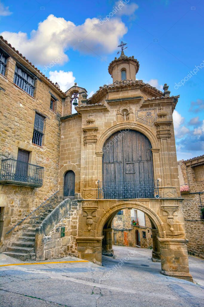 Portal de Orta y Capilla de San Antonio en la localidad de Calaceite