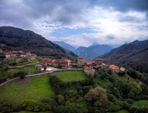 Asturias山中世纪村庄Bandujo的景观 西班牙北部 — 图库照片