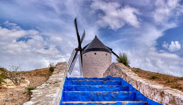 돈키호테의 풍차는 콘수에 그라에서 수있습니다 카스티야 스페인 — 스톡 사진