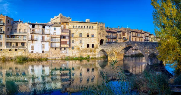 Kamienny Most Przez Rzekę Matarraa Valderrobres Prowincja Teruel Hiszpania — Zdjęcie stockowe