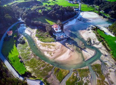 Asturias kıyısındaki güzel mezarlık ve kilise, Niembro, Asturias, İspanya