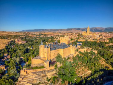 Alcazar ve katedralle Segovia 'nın panoramik manzarası. Castilla y Leon, İspanya