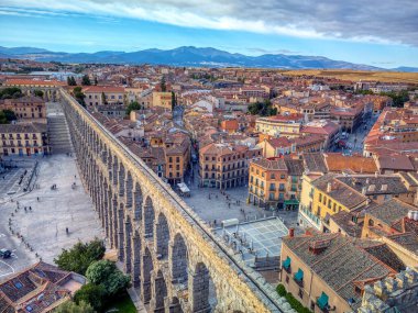 İspanya, Segovia 'daki Plaza del Azoguejo' da antik Roma su kemeri..
