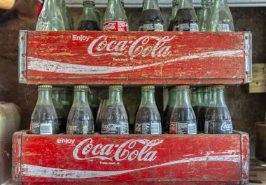 Missouri, Amerika Birleşik Devletleri - 19 Temmuz 2017: İki eski ahşap kutu coca cola şişeleri ile. Coca-Cola Company tarafından üretilen bir gazlı meşrubat Coca-Cola olduğunu.