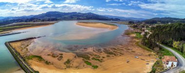 İspanya 'nın Asturias kentindeki Villaviciosa' daki Bonhome plajının havadan görünüşü.