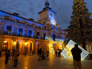 Noel süslemeleri olan Oviedo Belediye Meydanı, Asturias. İspanya.