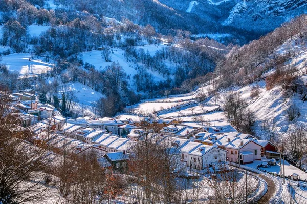 Den Asturiska Staden Tarna Snötäcke Asturien Spanien — Stockfoto
