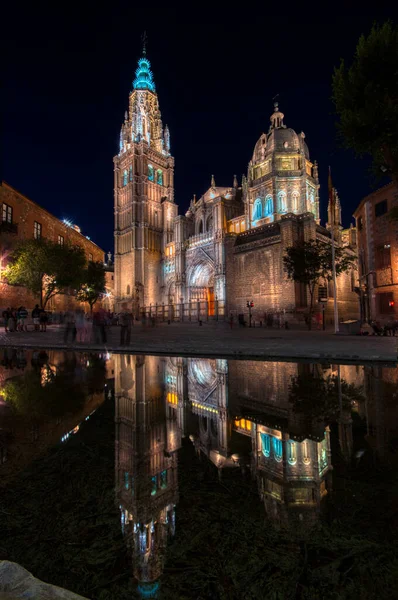 Vista Noturna Catedral Toledo Refletida Uma Fonte Espanha — Fotografia de Stock