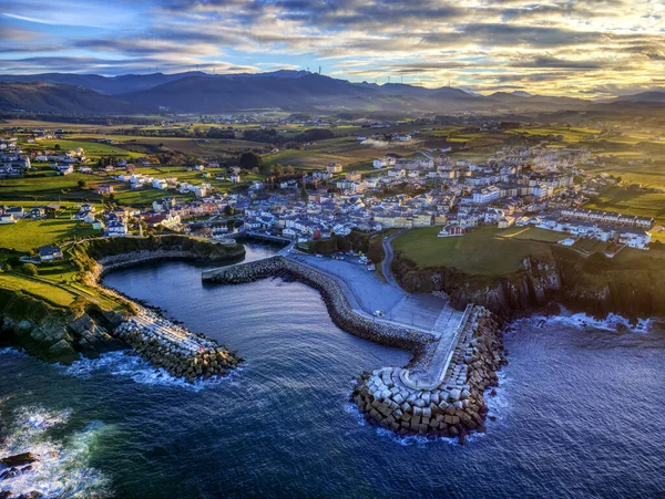 Widok Lotu Ptaka Wioskę Rybacką Puerto Vega Asturii Hiszpania — Zdjęcie stockowe