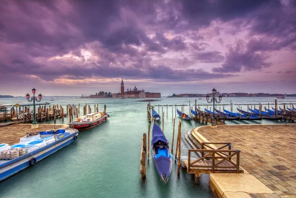 Venedik Talya Avrupa Şafak Vakti Saint Mark Meydanına Demirlemiş Gondollar — Stok fotoğraf