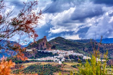 İspanya 'nın Cadiz ilinin ünlü beyaz köylerinden Zahara de la Sierra' nın panoramik manzarası.