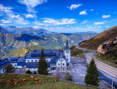 Puerto de Pajares, Asturias ve Leon arasındaki sınır. Arka planda Las Ubinas La Mesa 'nın doğal parkı.
