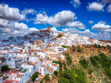 Arcos de la Frontera Panoramisi, İspanya 'nın Cadiz ilindeki Guadalete nehri boyunca bir kayanın üzerine inşa edilen beyaz şehir.