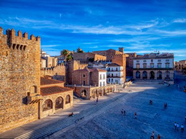 Gün batımında Caceres Belediye Başkanı, tepeden bakıyor. Extremadura, İspanya.