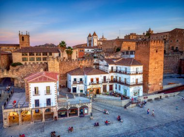 Gün batımında Caceres Belediye Başkanı, tepeden bakıyor. Extremadura, İspanya.