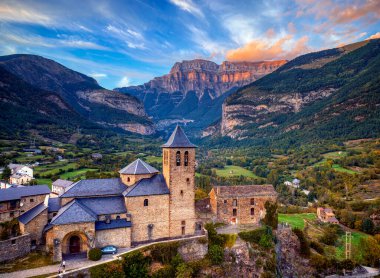 Günbatımında Torla-Ordesa ve pirenelerde bulunan Ordesa & Monte Perdido Ulusal Parkı
