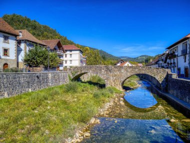 Ochagavia ortaçağ köprüsü, Navarra 'nın Otsagabia kentindeki Ochagava kasabasından geçerken Andua Nehri' ni kurtarır. İspanya.
