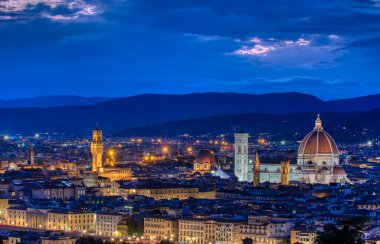 Duomo Santa Maria Del Fiore ve kule, Palazzo Vecchio adlı sunset Floransa, Toskana, İtalya