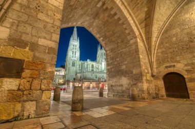 Castilla y Leon 'daki Burgos katedralinin gece manzarası. İspanya.