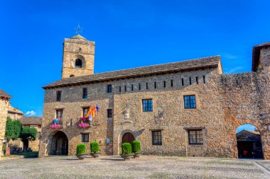 İspanya 'nın en güzel kasabalarından biri olan Ainsa' nın manzarası. Huesca..