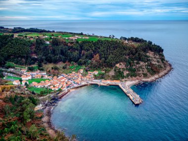 İspanya 'nın Asturias kentindeki Tazones balıkçı köyünün hava manzarası. Avrupa.