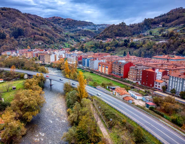 Una Toma Aérea Del Pueblo Blimea Asturias España Fotos de stock