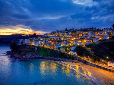 İspanya 'nın Asturias kentindeki Cantabrian kıyısının en güzel köylerinden Lastres' in manzarası..