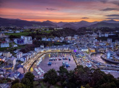 Turistik durak Luarca, Asturias, İspanya, Avrupa. Gün batımında balıkçılık ve eğlence limanı olan doğal şehir manzarası..