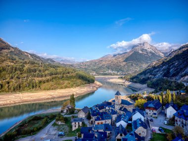 Lanuza 'nın Tena Vadisi' ndeki hava manzarası. Huesca, İspanya.