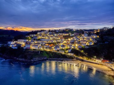 İspanya 'nın Asturias kentindeki Cantabrian kıyısının en güzel köylerinden Lastres' in manzarası..