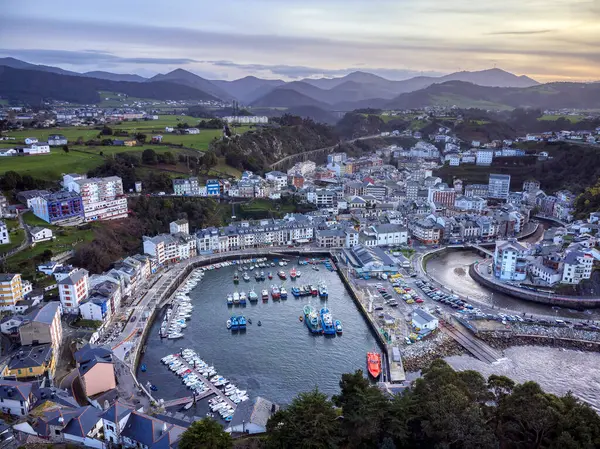 Turistik durak Luarca, Asturias, İspanya, Avrupa. Balıkçılık ve teknelerle eğlence limanı olan doğal şehir manzarası.