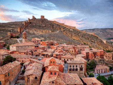 İspanya, Teruel 'de duvarları olan Albarracin manzarası.