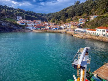 İspanya 'nın Asturias kentindeki Tazones balıkçı köyünün manzarası. Avrupa.