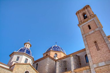 Alicante ve kilisedeki turistik Altea kasabası.