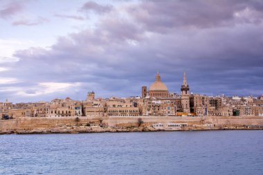 Valletta, Malta: Gün batımında Marsans Limanı 'ndan Skyline.
