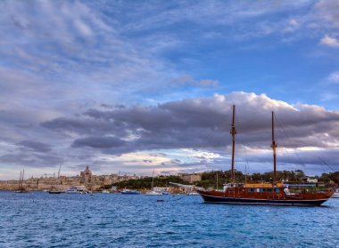 Valletta, Malta: Gün batımında Marsans Limanı 'ndan Skyline.