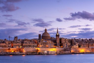 Valletta, Malta: Gün batımında Marsans Limanı 'ndan Skyline.